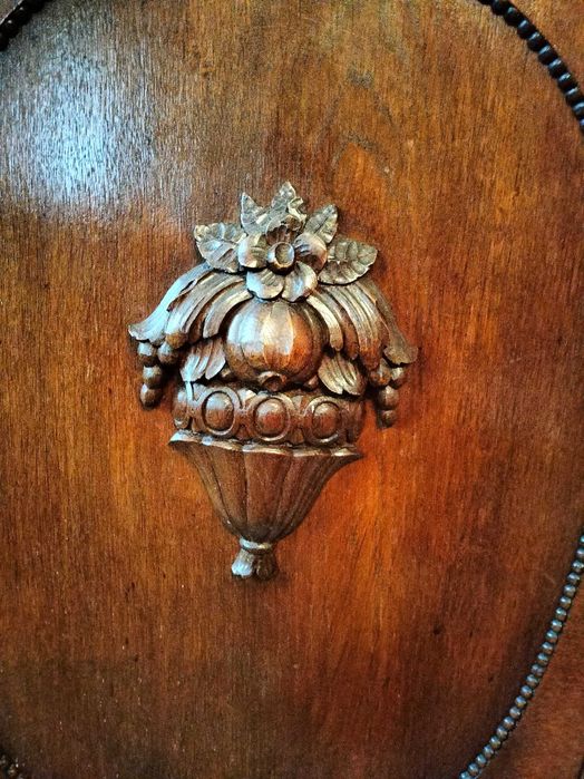 Stylowy kredens z gablotką