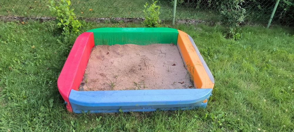 Duża, kolorowa, skręcana piaskownica firmy Sandpit BIG