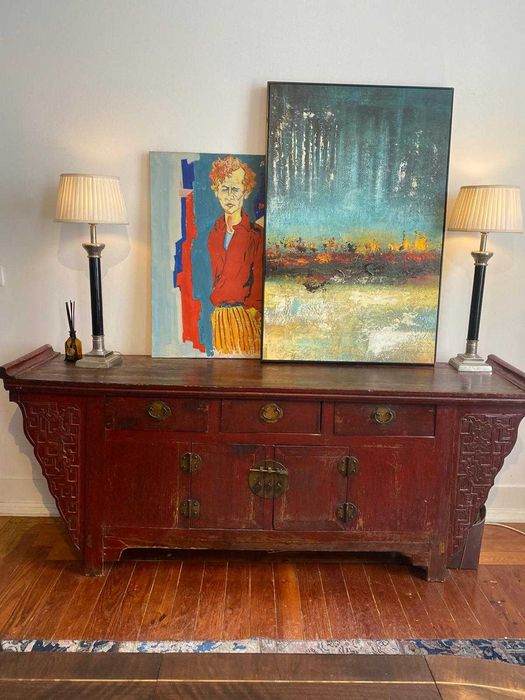 Movel antigo alto e aparador chinês. Sangue de boi.