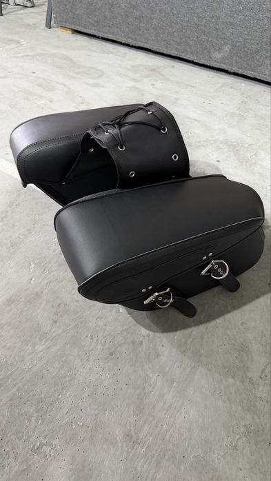 Malas de mota com fivelas, direita e esquerda