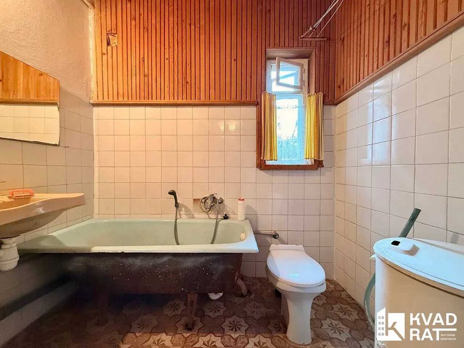 Особняк з гаражем біля ТЦ Арсен та Епіцентру