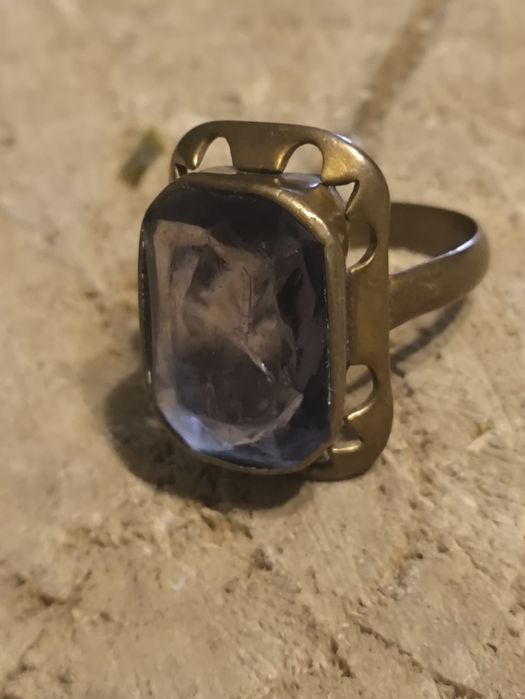 Stary pierścionek ,miedziak ,tombak PRL z fioletowym oczkiem . Vintage