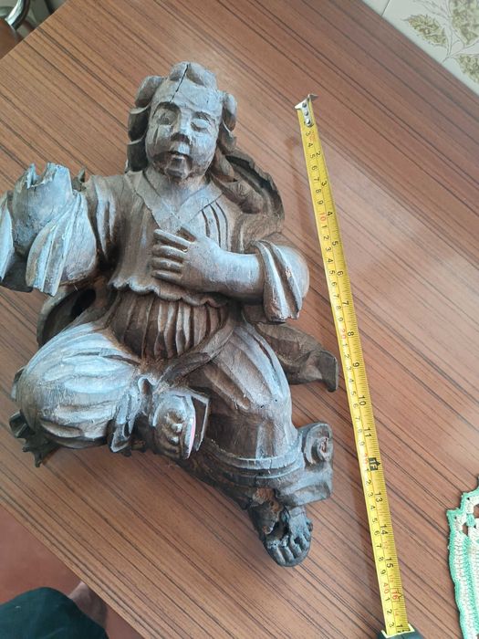 Escultura antiga em madeira