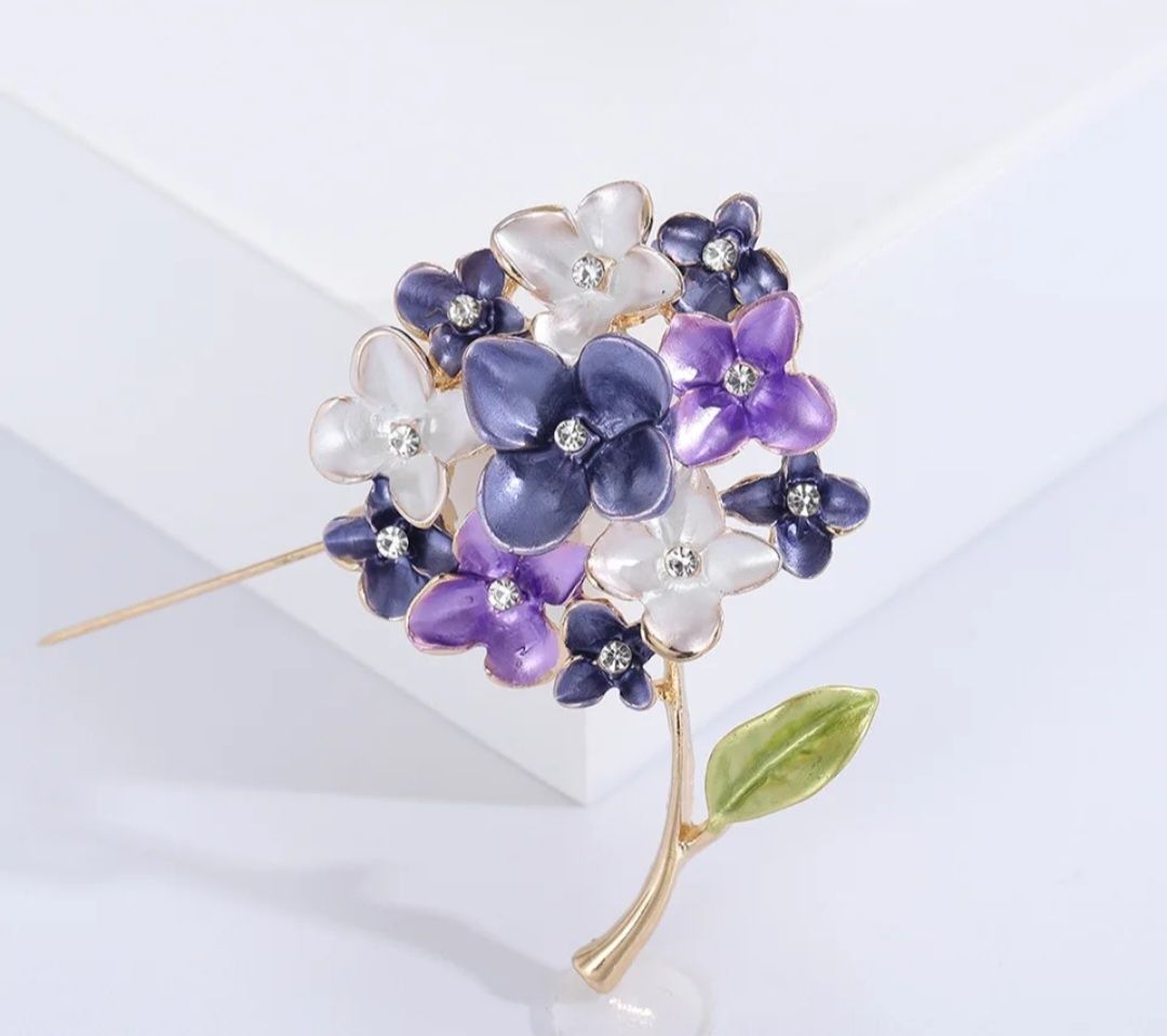 Broszka kwiat bzu kolor  lila , fiolet perła z kryształkami