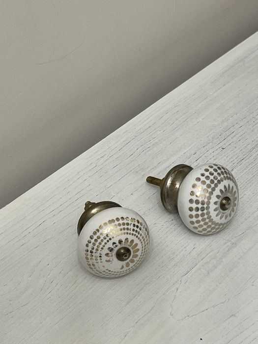 Uchwyty meblowe gałki biale ze złotym/srebrnym motywem