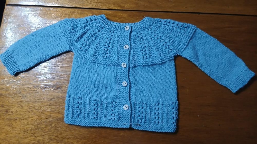 Casaco de bebé em tricô à mão sem costutas