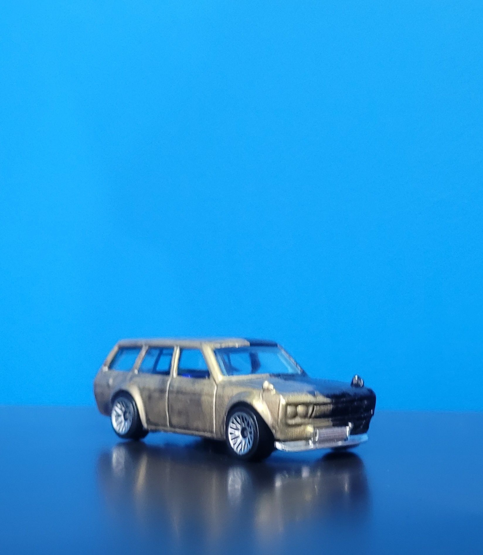 Hot wheels datsun bluebird 510 złoto czarny custom