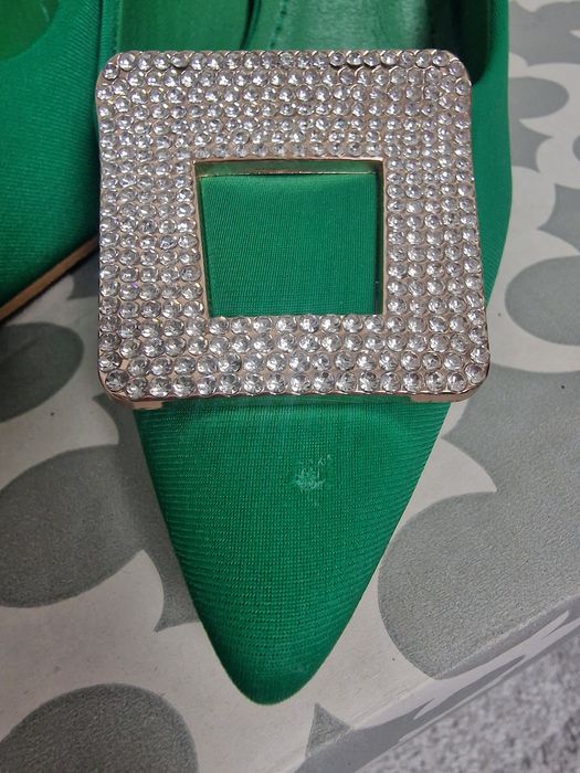 Szpilki zielone z klamrą z cyrkoniami