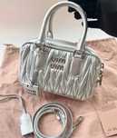 Torba MIU MIU Silver–w kształcie kuli do kręgli z pomarszczoną fakturą