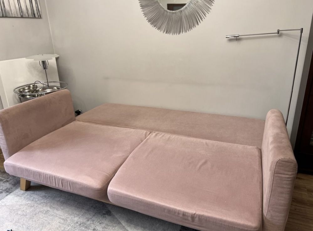 Rozkladana kanapa różowa