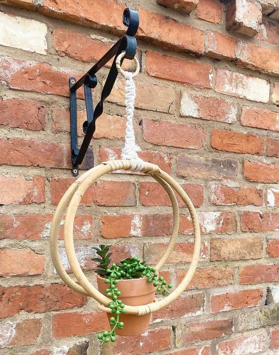 Sztuczny sukulent w rattanowym wieszaku 48 cm wiszący