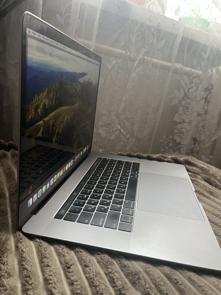 MacBook Pro 15 2018г. 16GB/250