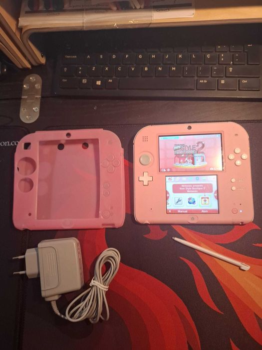 Nintendo 2DS Branca e Rosa com jogo New Style Boutique 2 de fábrica