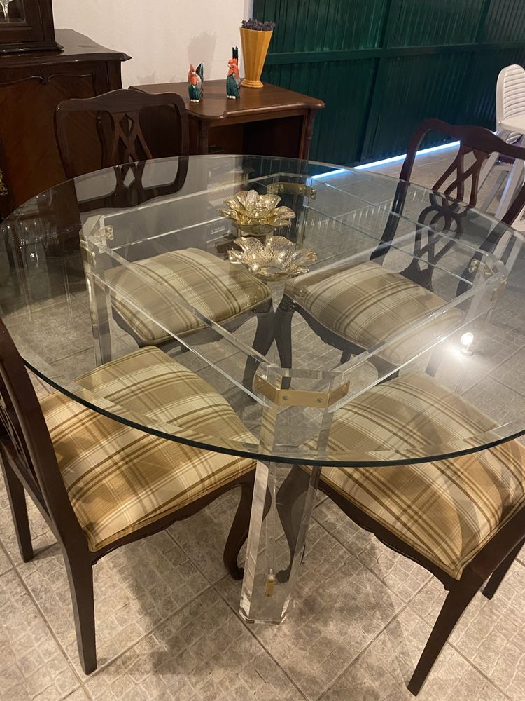 Mesa de vidro com pés de acrílico + 4 cadeiras