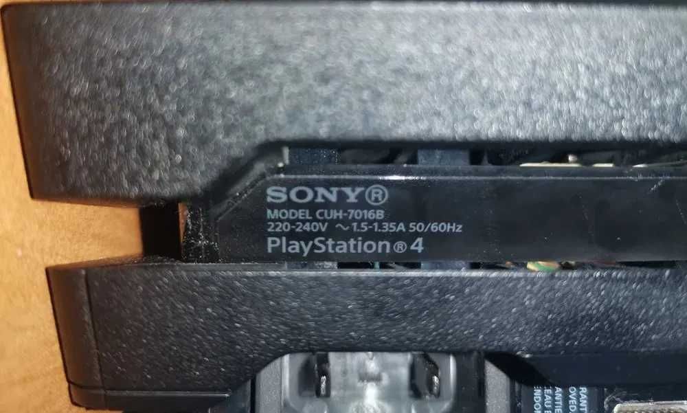 PlayStation 4 PRO 1TB z jednym padem w idealnym stanie.