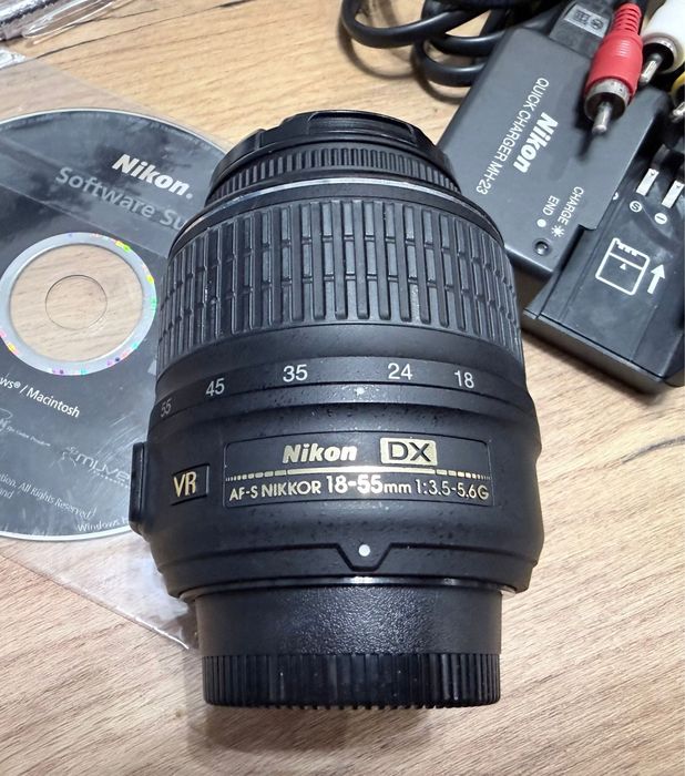 Aparat, lustrzanka Nikon D5000 z obiektywem 18-55 mm oraz 55-200