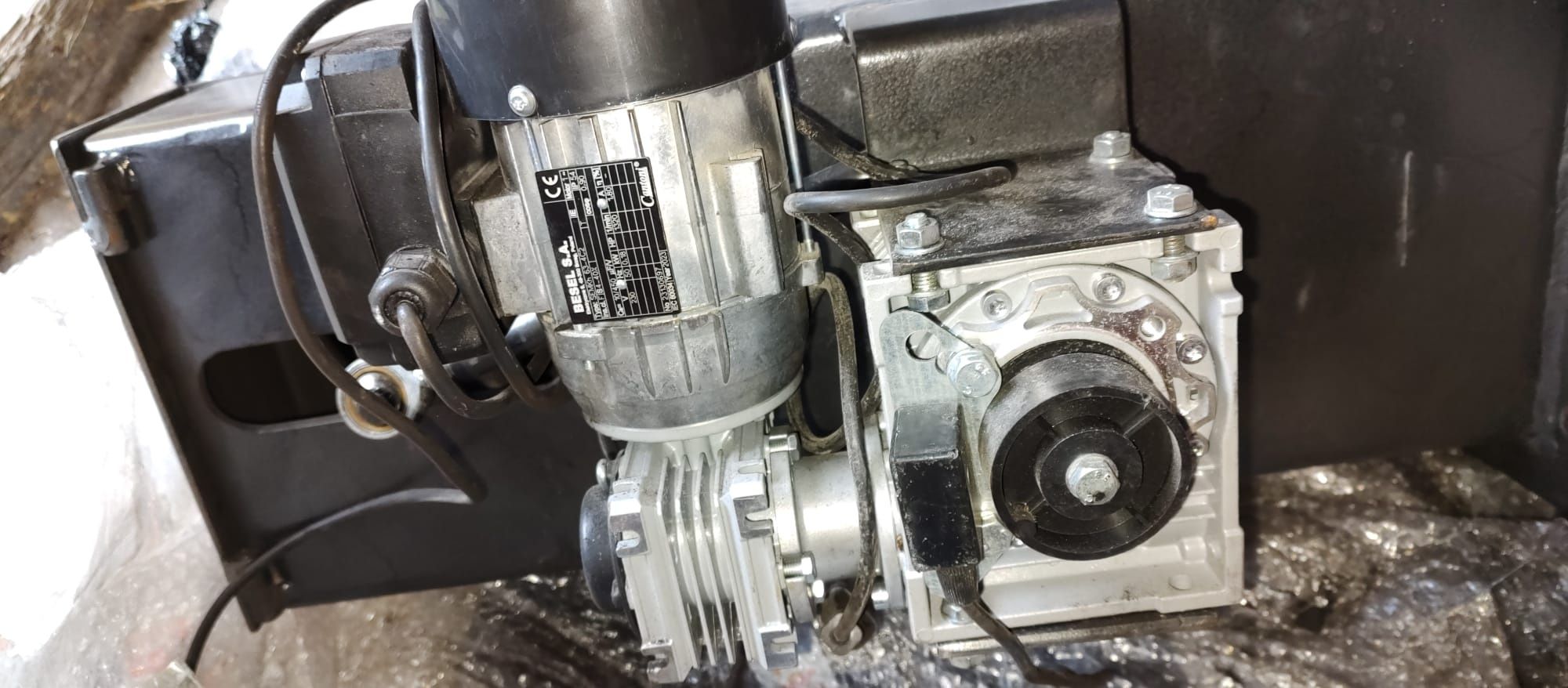 Mans podajnik tłokowy do kotła wraz z motoreduktorem Besel 63-4C2