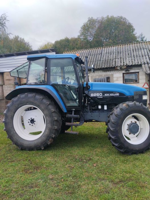 Ciągnik New Holand 8260