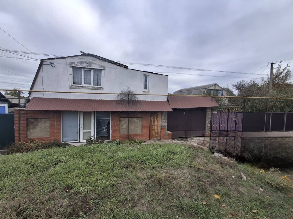 Двоповерховий будинок у центрі