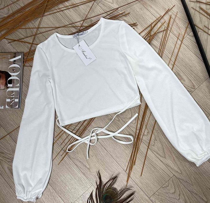 Однотонний топ із довгими рукавами та зав’язками