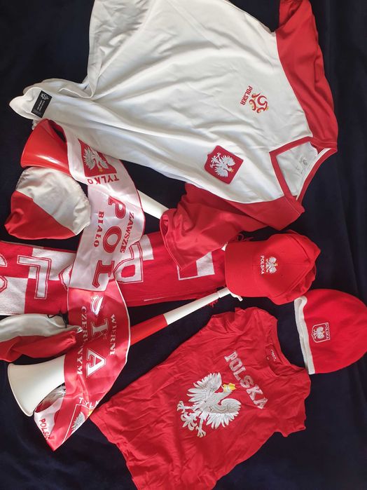 Zestaw kibica ,szaliki ,trąbki.