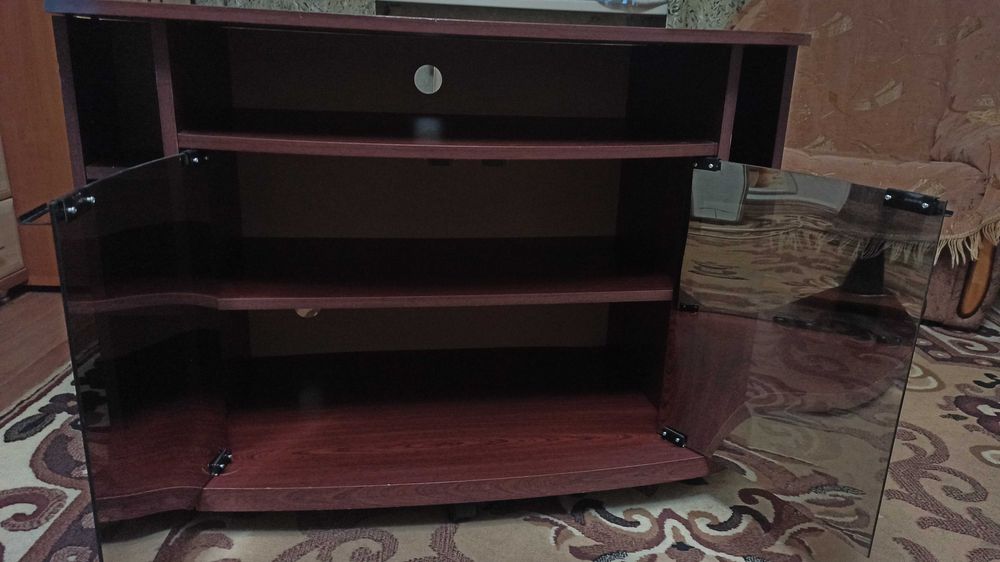 Продам тумбу під телевізор.