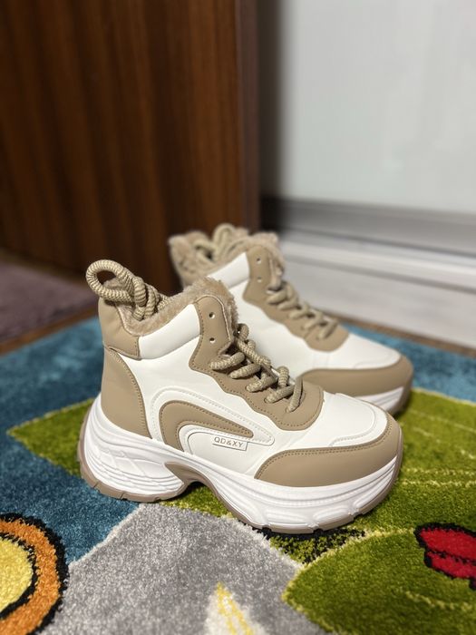 Зимові високі кросівки бежеві , теплі