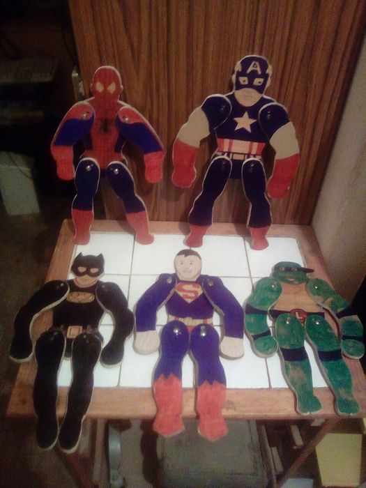 Bonecos articulados artesanais de heróis Marvel