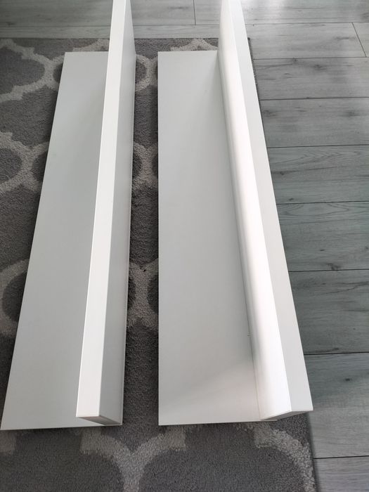 Białe półki ścienne