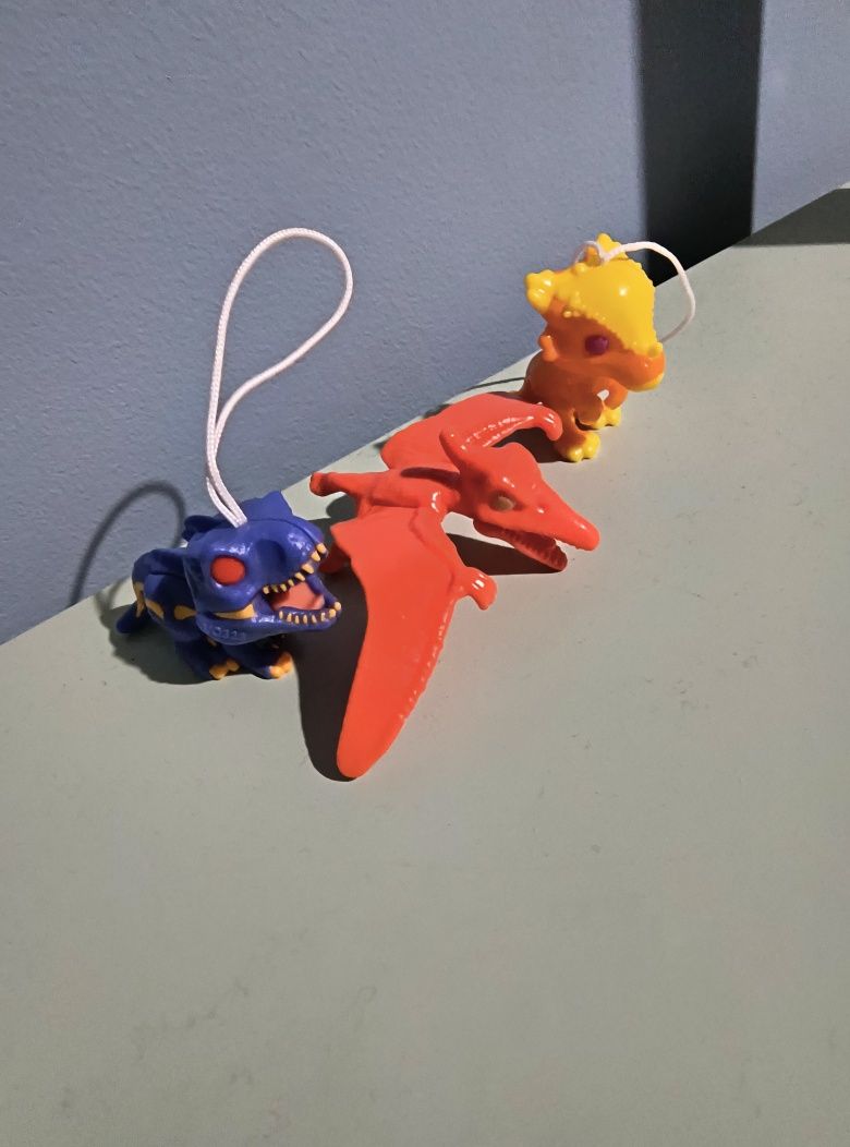 3 figurki z Kinder Joy