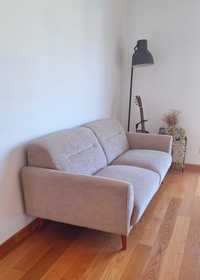 Sofá Area com design sofisticado na cor cinzenta clara