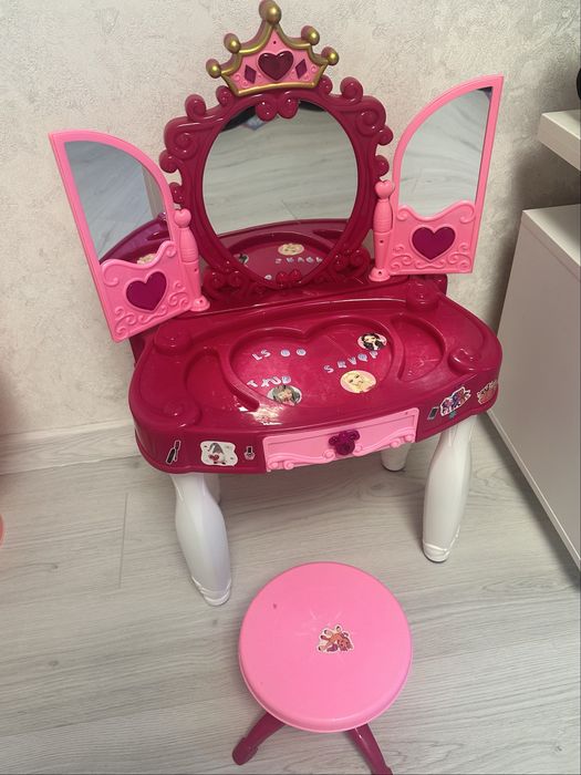 Продам кометичний столик дитячий