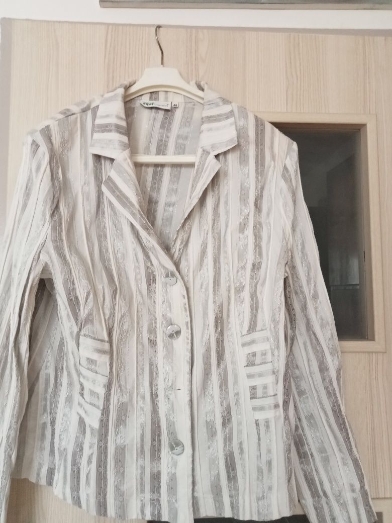 Żakiecik rozpinany,.46/48,połyskujący. Materiał,elegancki