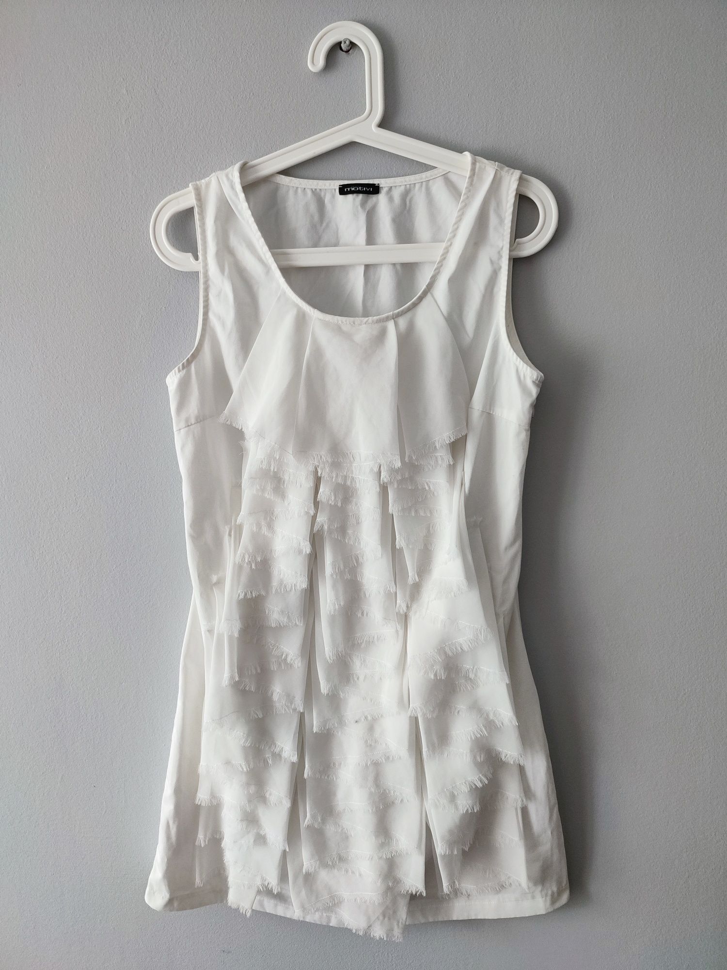 Biała sukienka Motivi falbanki żabot struktura klasyczna elegancka M