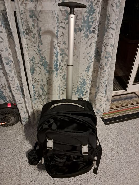 Mochila com trolley acolchoada com várias bolsas como nova