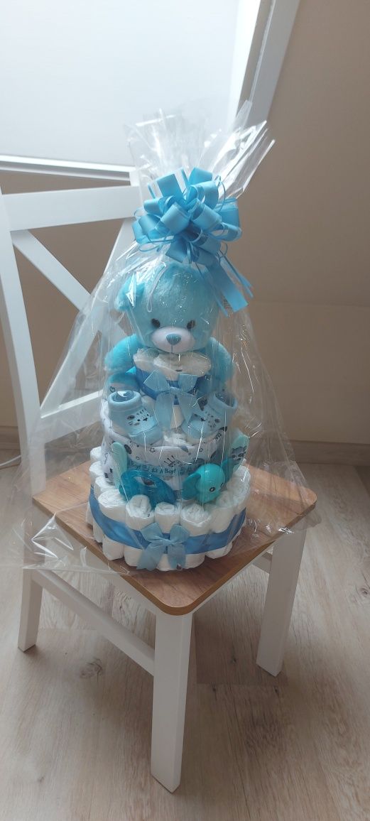 Tort z pieluch na baby shower chrzest roczek