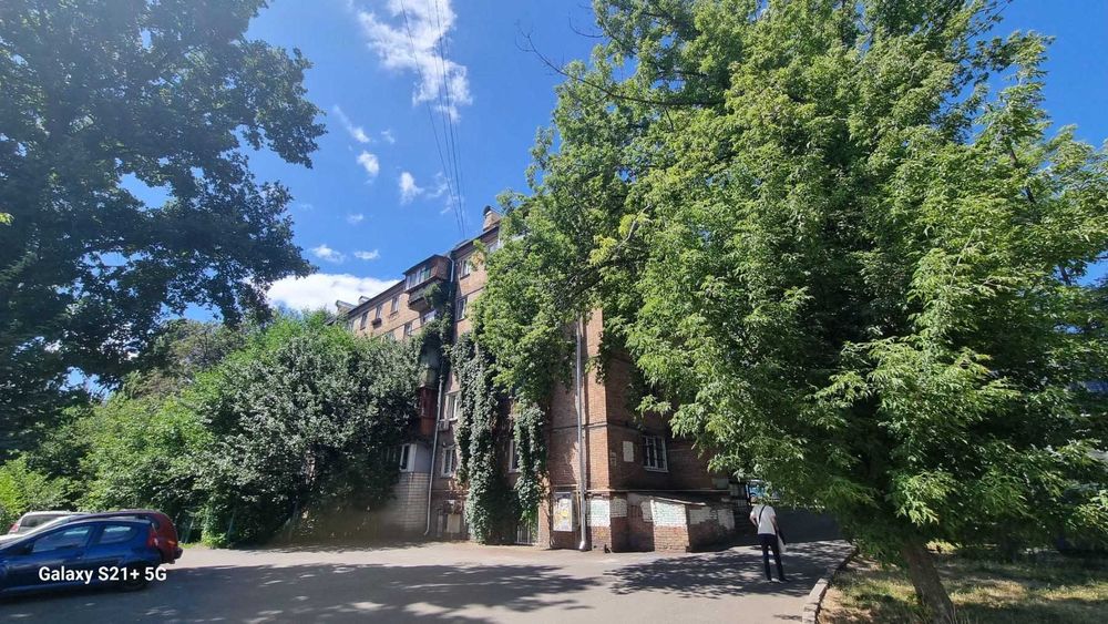 Продам 3 комн. квартиру 55 кв.м. на ул.Автозаводская 21 А,Куреневка