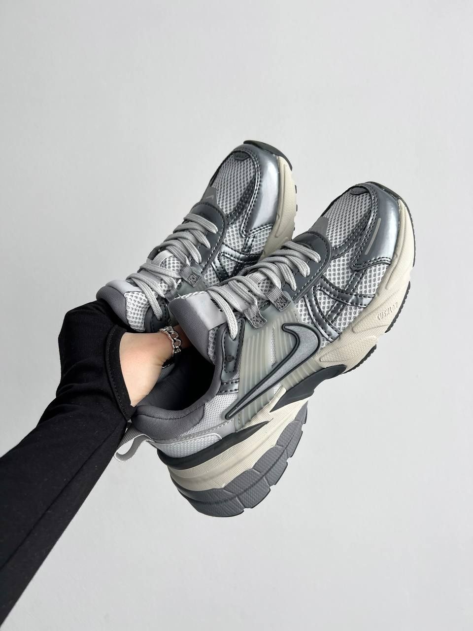 Кросівки Nike Wmns V2K Run 'Pure Platinum Wolf Grey'