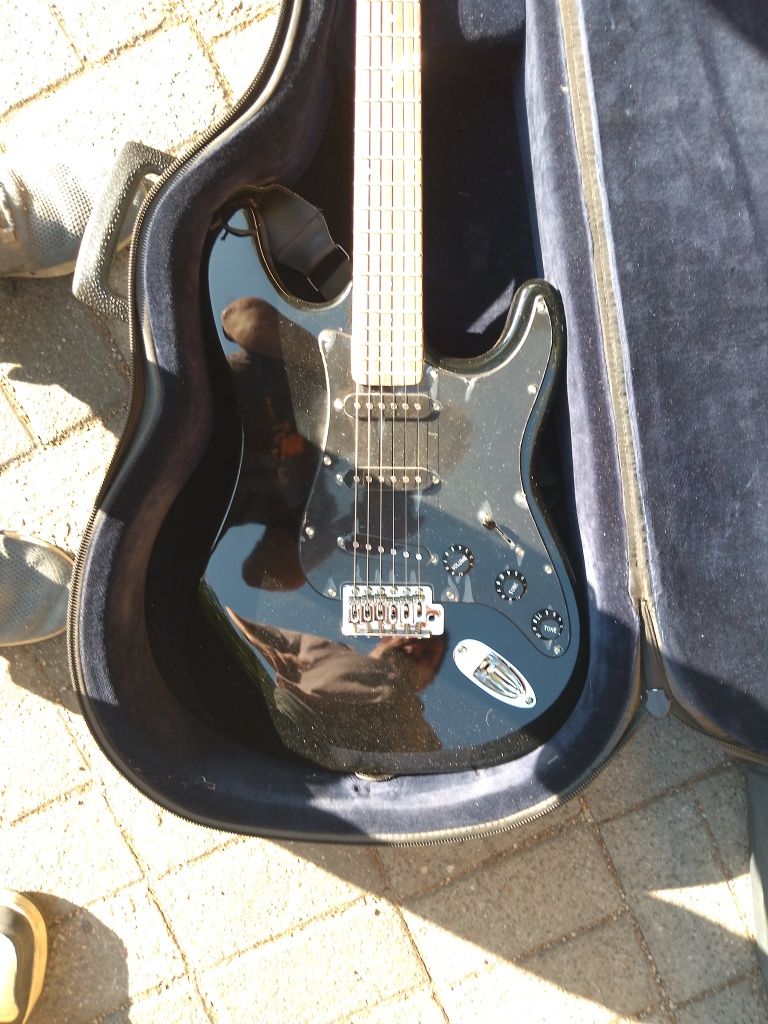 Sprzedam widoczną na zdjęcia gitarę elektryczną