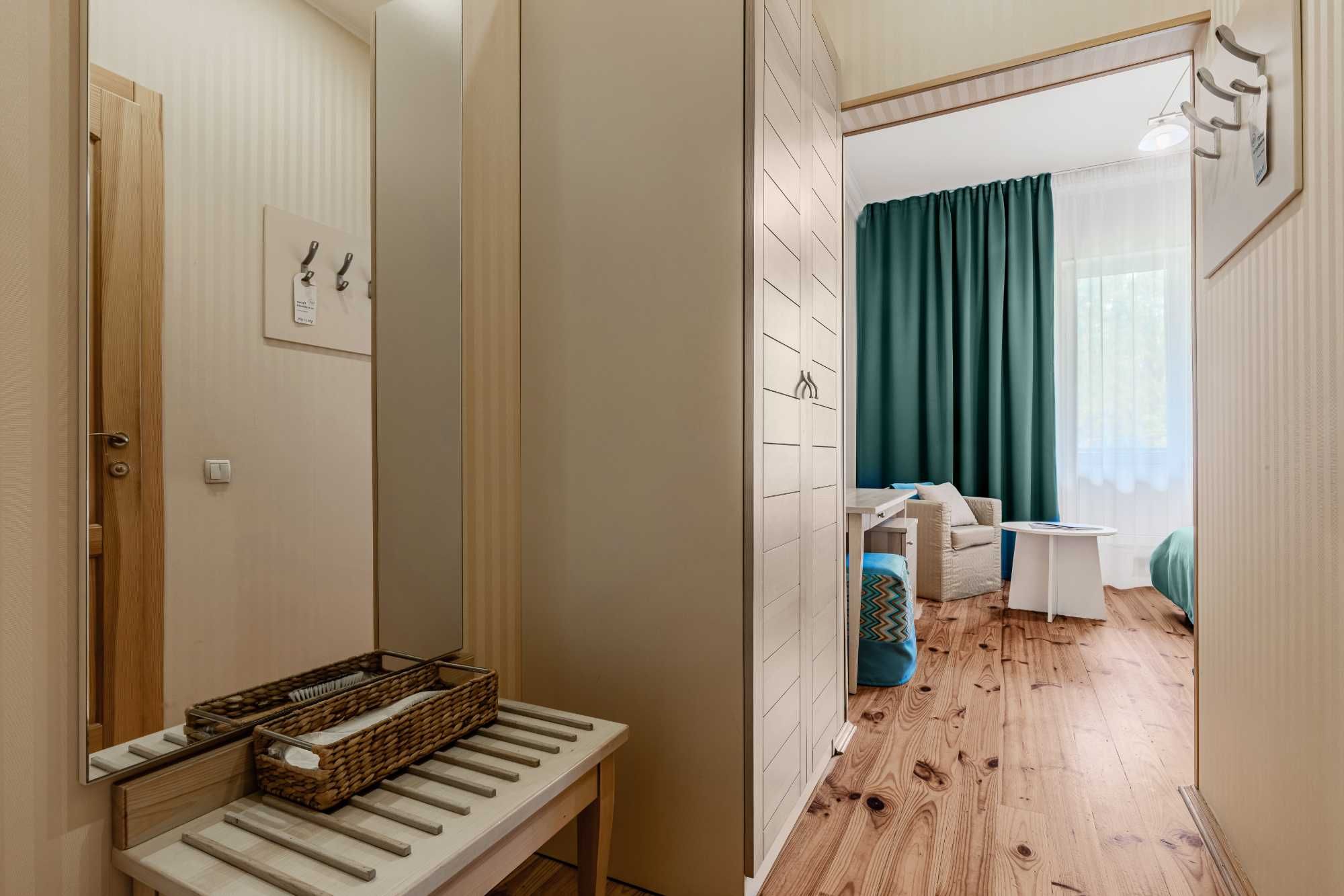 Подобова оренда номера в заміському готелі "Seasons Spa"