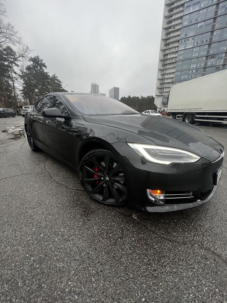Tesla Model S Perfomance Ludicrous обмін на нерухомість