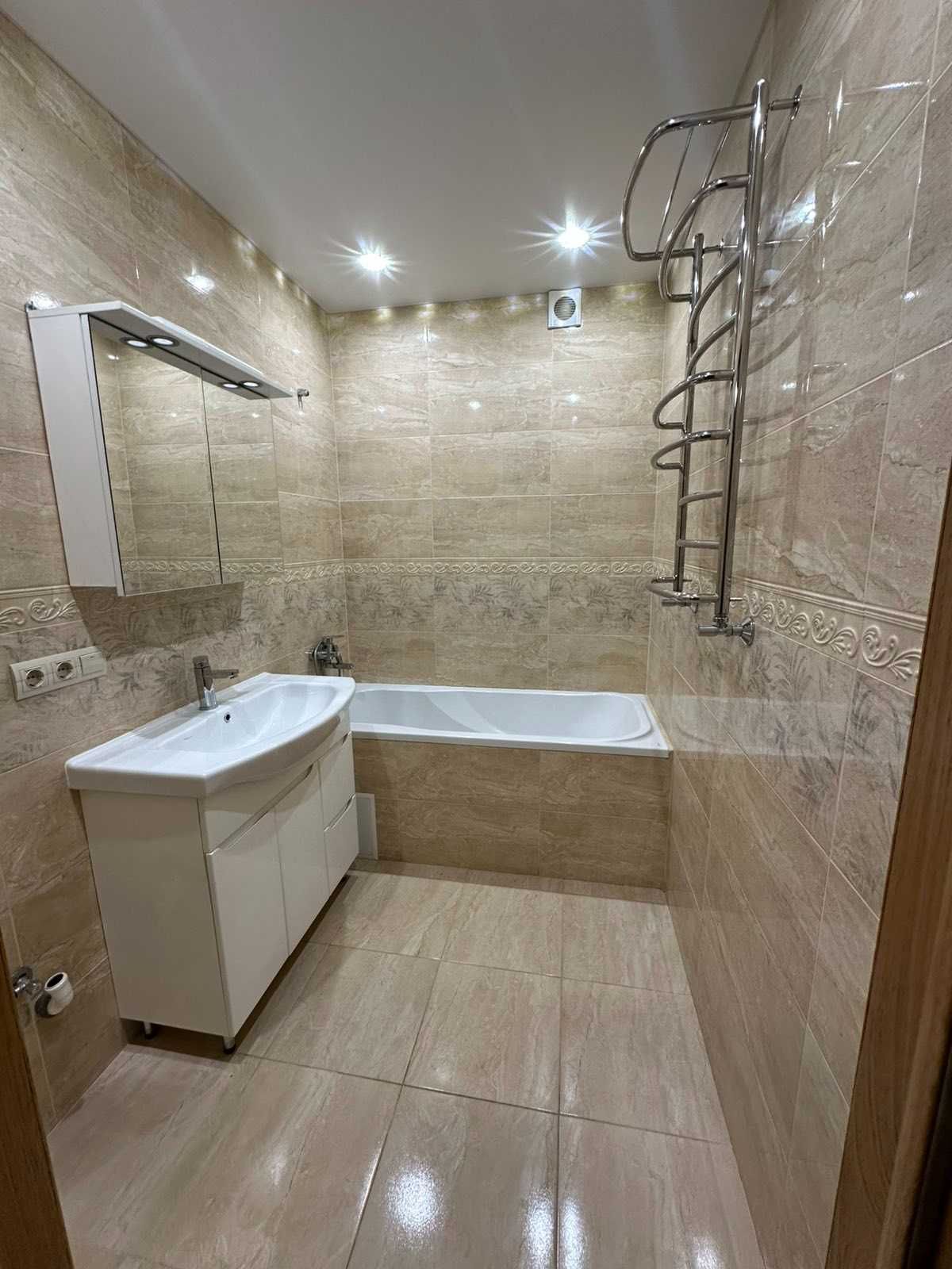 Продаж 2 кк квартири , новобуд , 70 метрів , 2 поверх , цегла ,  газ