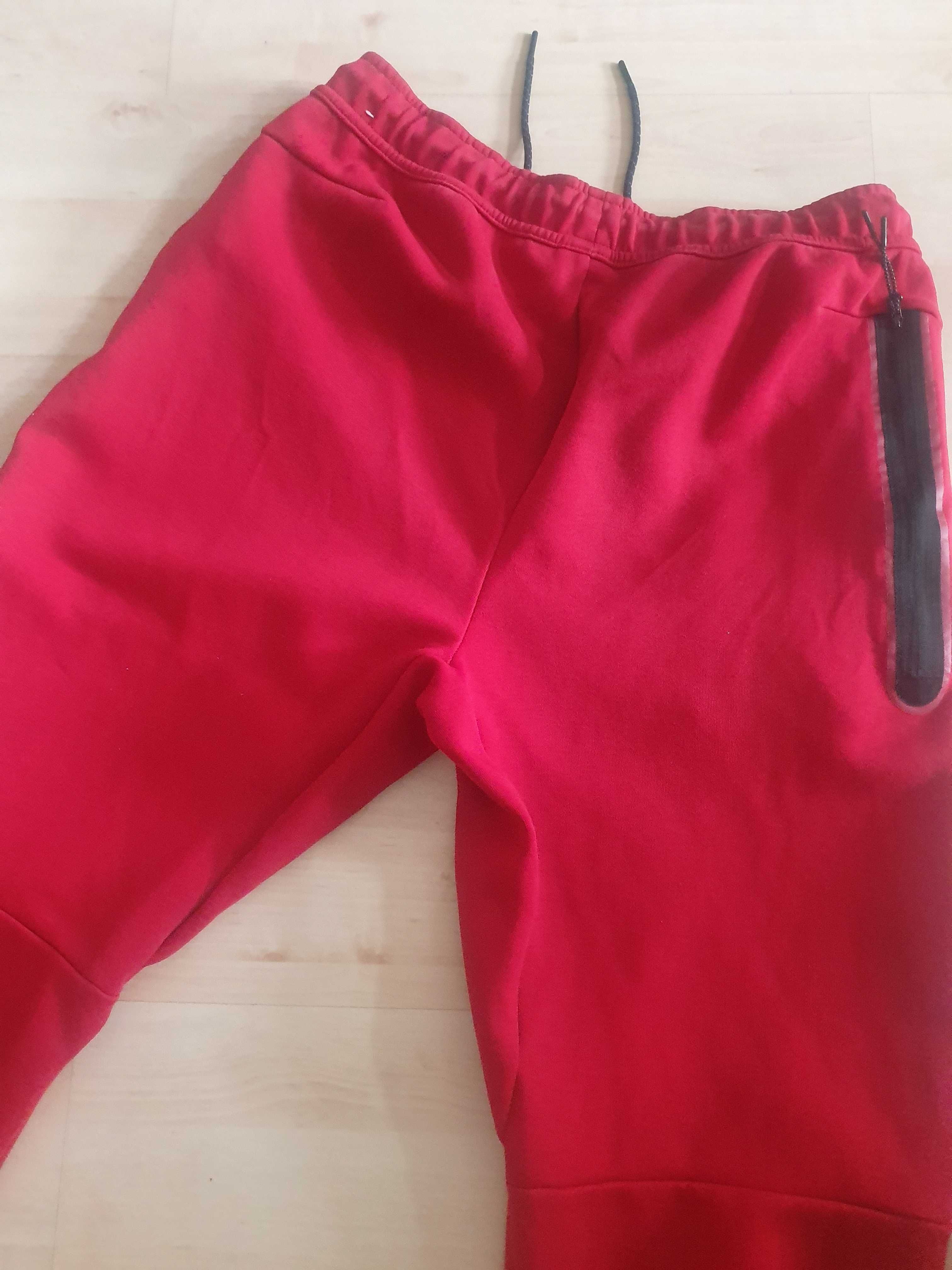 Spodnie dresowe czerwone Nike rozm L