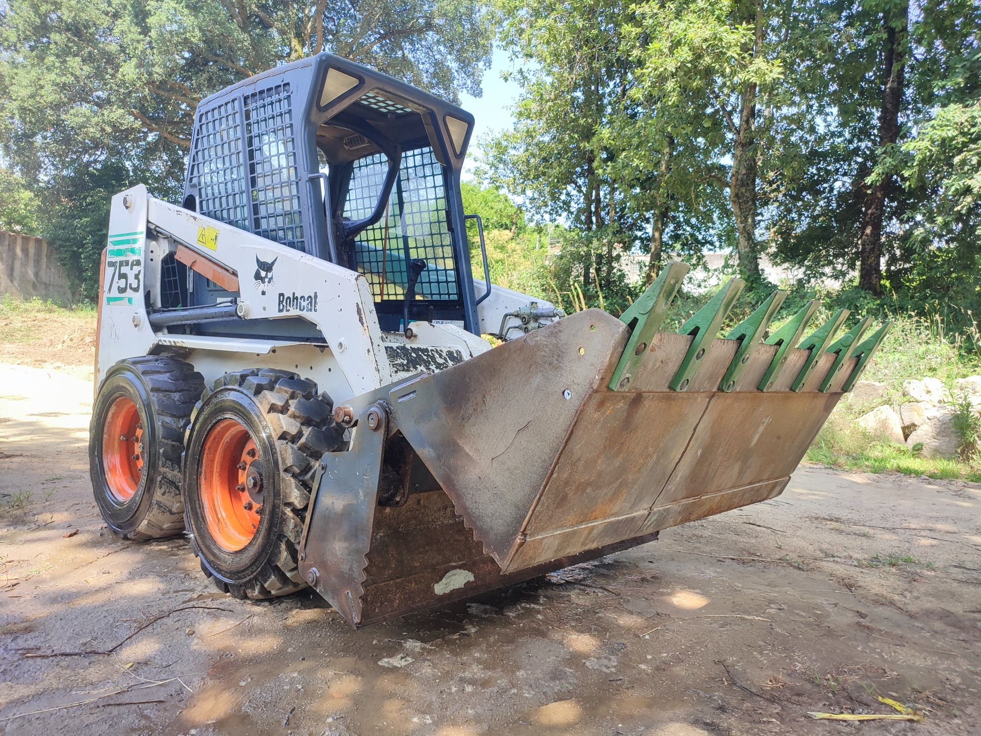BOBCAT 753_ Mini  Pá carregadora_ Semi Nova