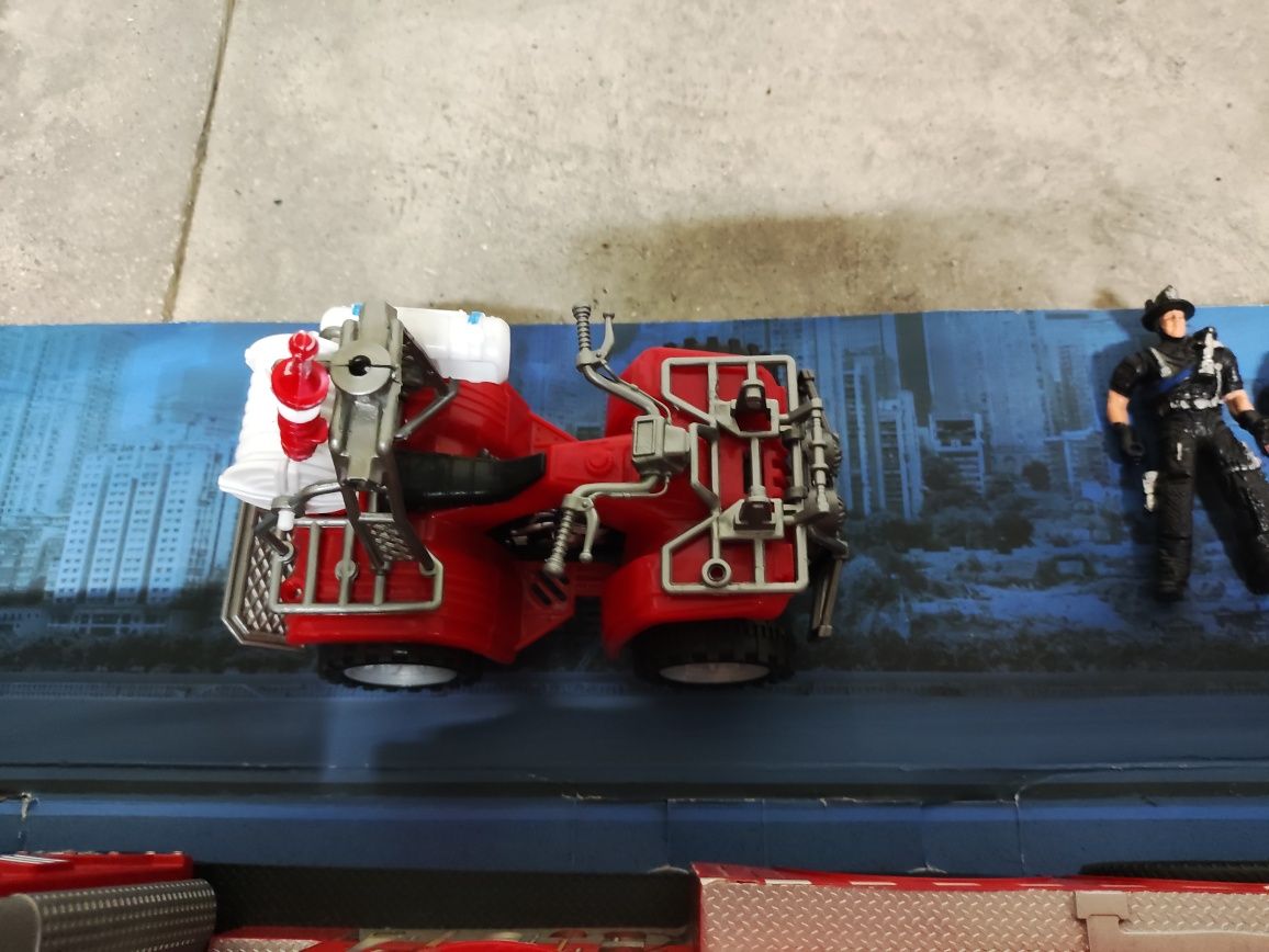 Camiao de bombeiros (40cm) com moto 4 e bonecos