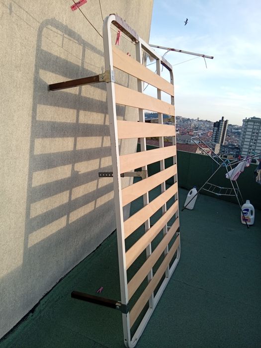 Estrado para cama de casal, em bom estado.