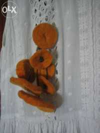 Pregadeira laranja em feltro boho, artesanal