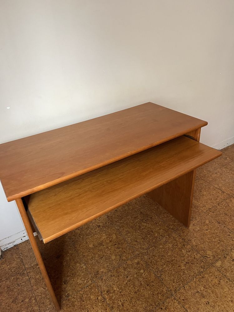 Secretária com bandeja extraível