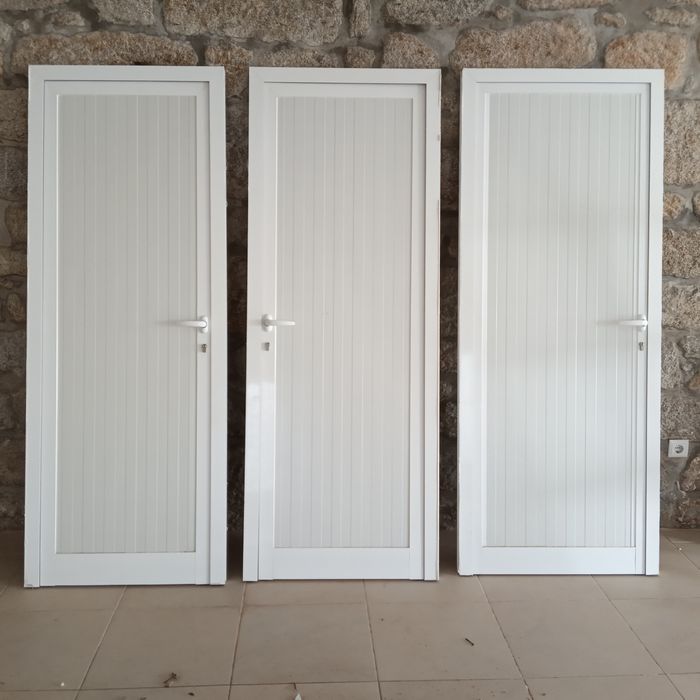 Portas em alumínio.
