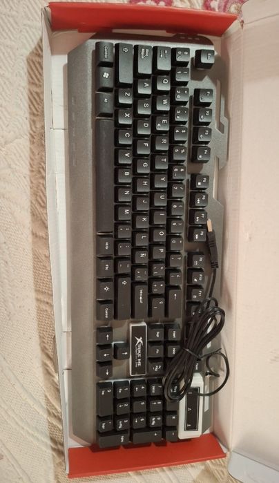 Teclado para jogos Xtrike Me Rainbow KB-406
É um teclado de membrana